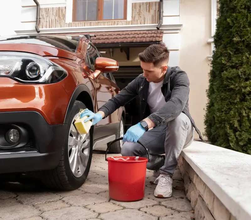 Lavage auto à domicile Rolleboise : professionnel intervenant sur un véhicule
